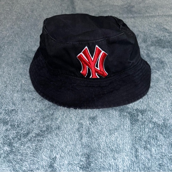 NY Yankees Reversible Embroidered Logo Bucket Hat in Black and White Size S/M - Picture 3 of 5